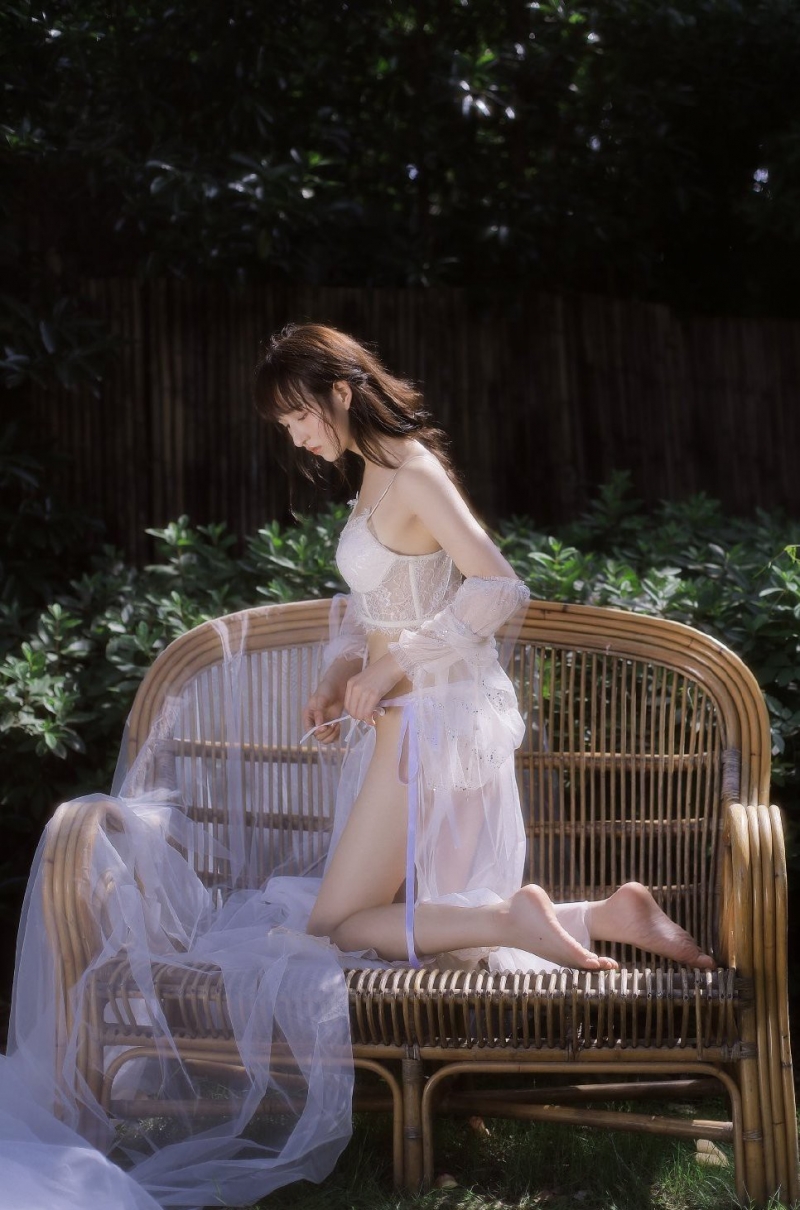 细腰美人身材纤细窈窕女生照片