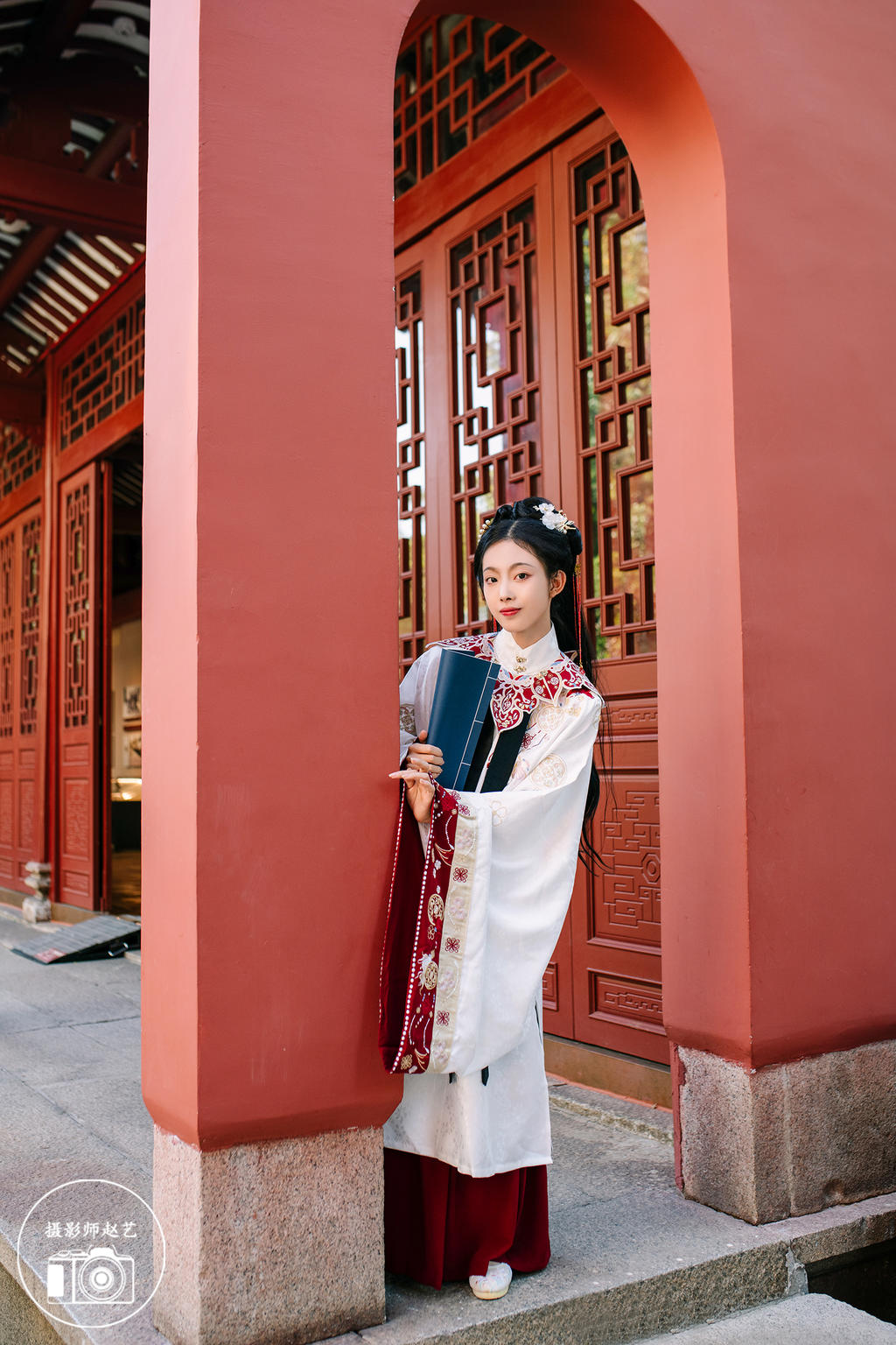 红墙下的古装美女明媚娇俏图片