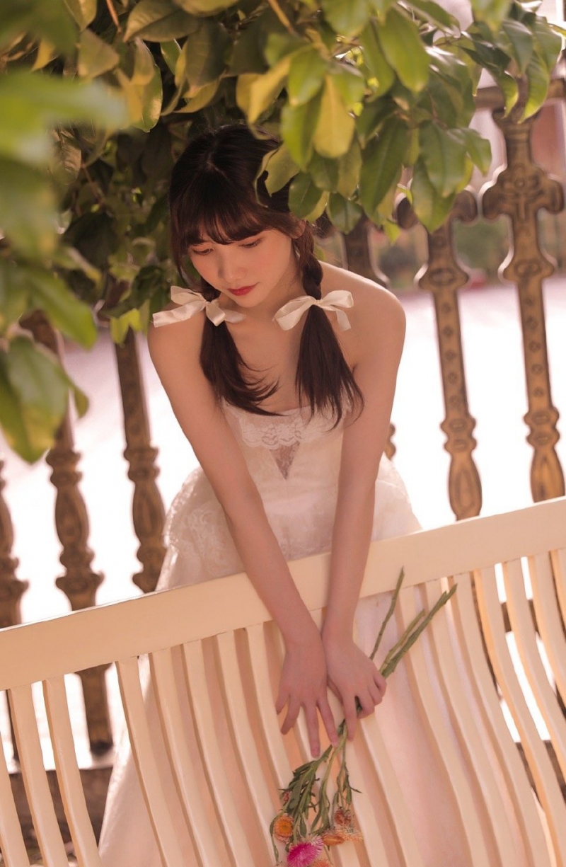 花房姑娘户外干净漂亮美女图片