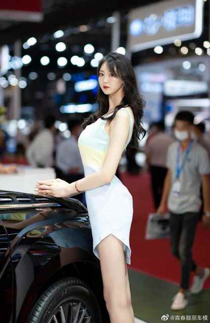 大胸车模身材火爆性感写真