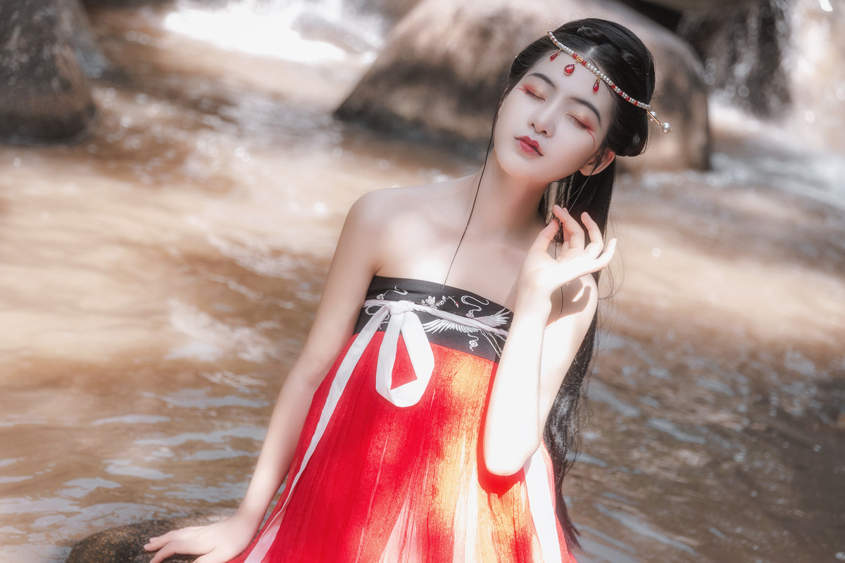艳红的山水古装美女露肩白皙惹火天然造型写真图片