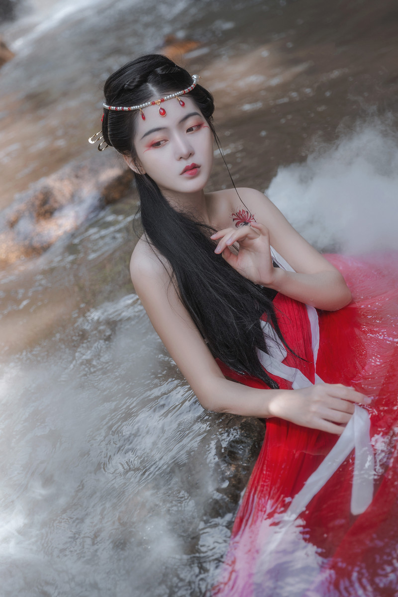 艳红的山水古装美女露肩白皙惹火天然造型写真图片