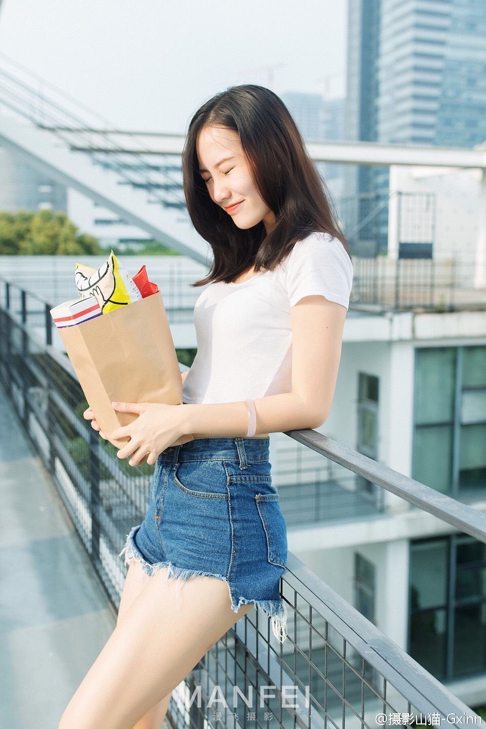 酷似马蓉的牛仔短裤美腿美女秀大白腿