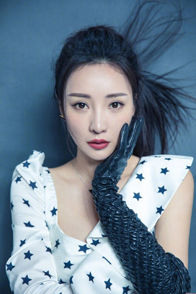 柳岩戴皮手套性感撩人图片
