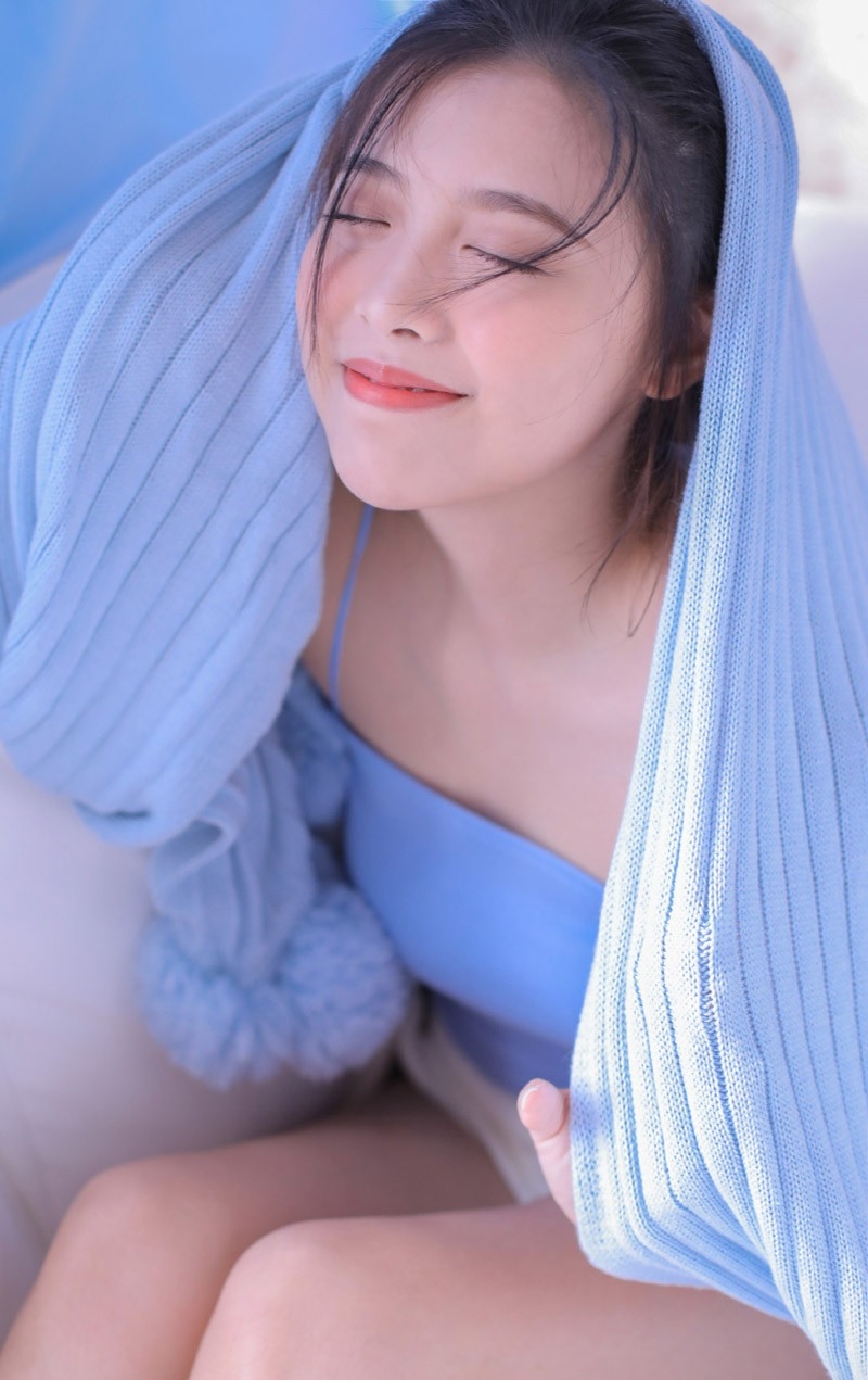 皮肤光滑水嫩蜜桃美女艳红脸蛋天然清纯养眼写真图片