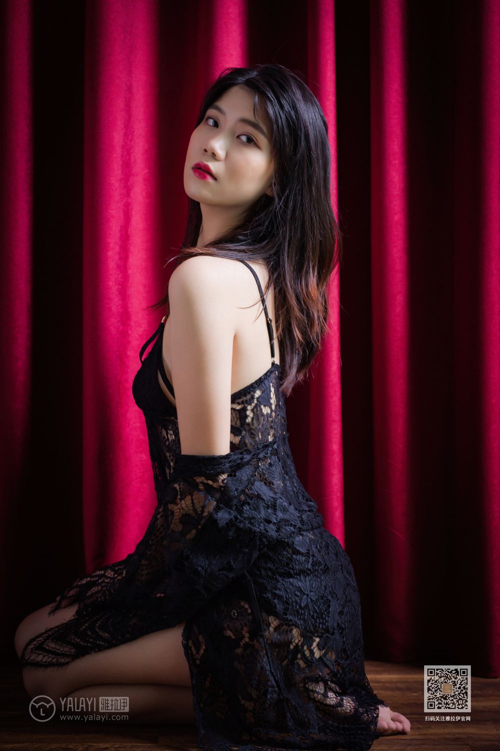 年轻少妇蕾丝透视装丰满嫩白美臀大胆人体艺术