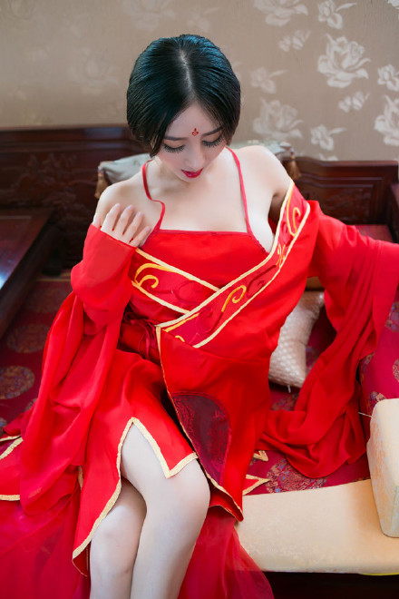 红衣古装美女妖艳撩人肚兜写真