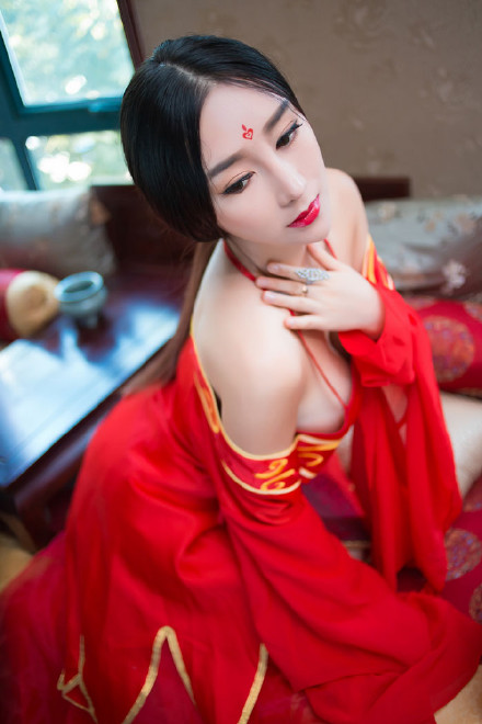 红衣古装美女妖艳撩人肚兜写真