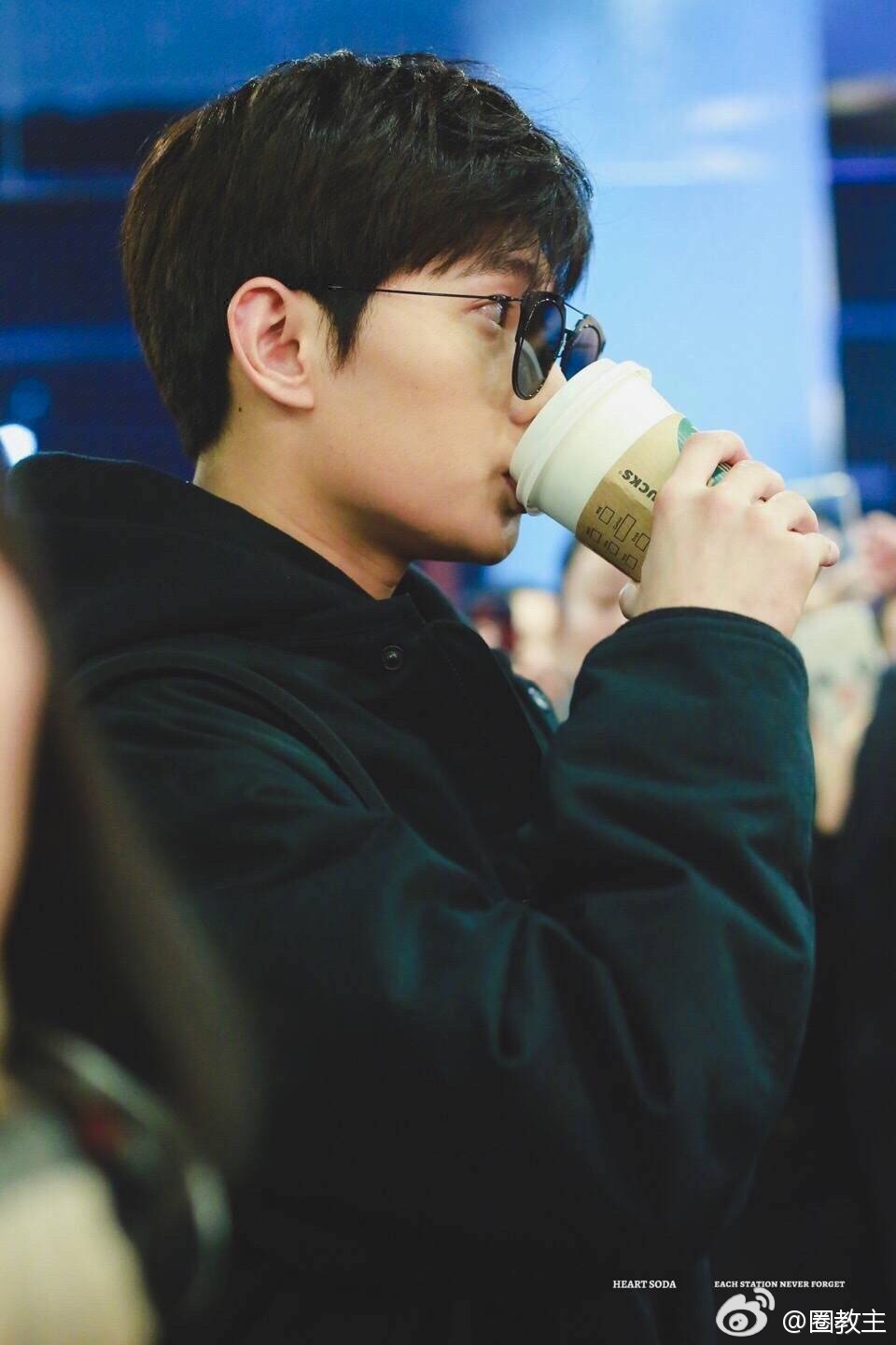 杨洋墨镜微笑侧脸也帅气