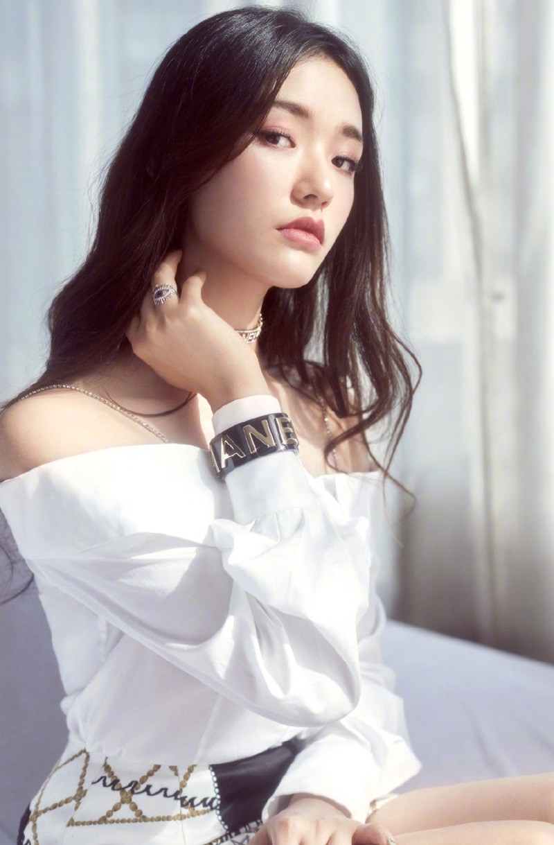 天然系美女林允香肩优雅治愈养眼迷人写真图片