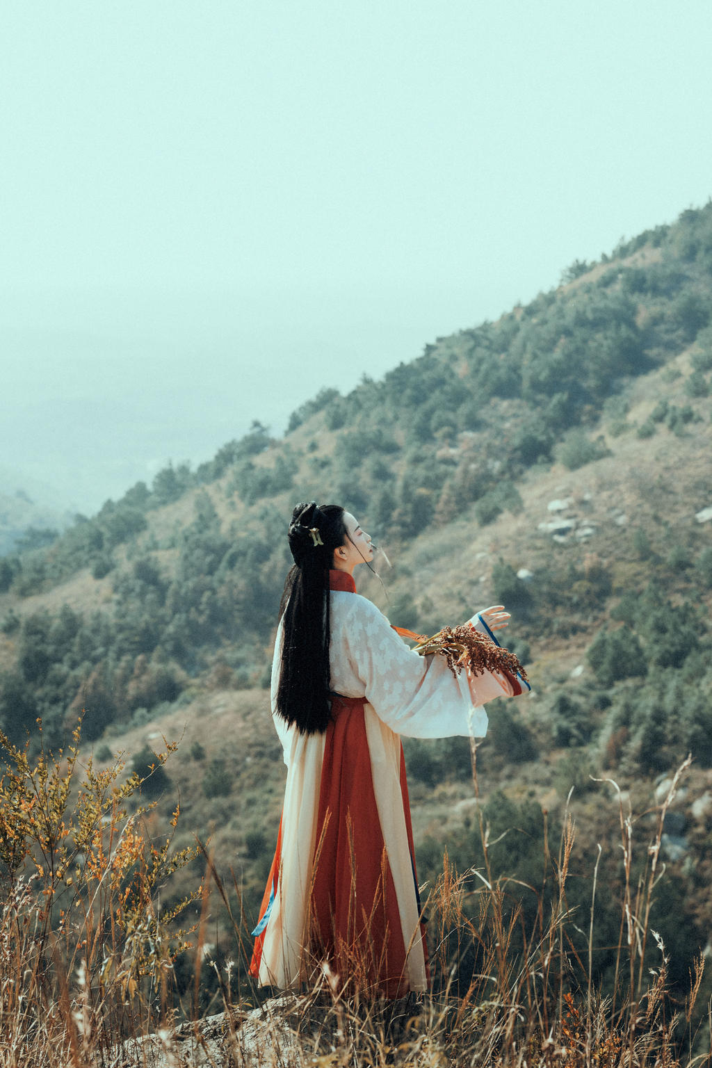 气质娴静淡雅的汉服美女户外唯美古装摄影
