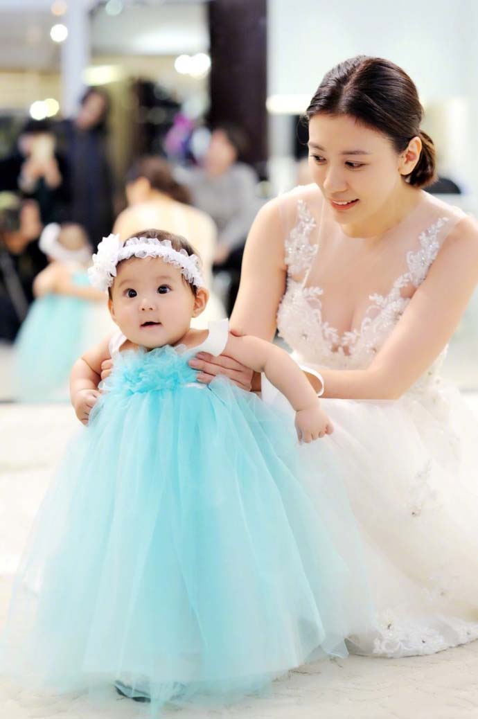 冻龄女神贾静雯与鬃诱