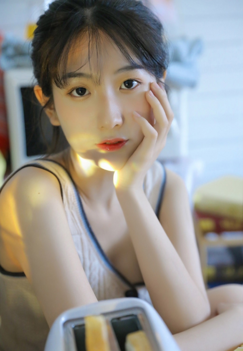 大眼美女肤白貌美大长腿俏皮可爱图片